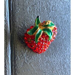 Vintage Rhinestone Strawberry Brooch, in Gold tone, Unmarked